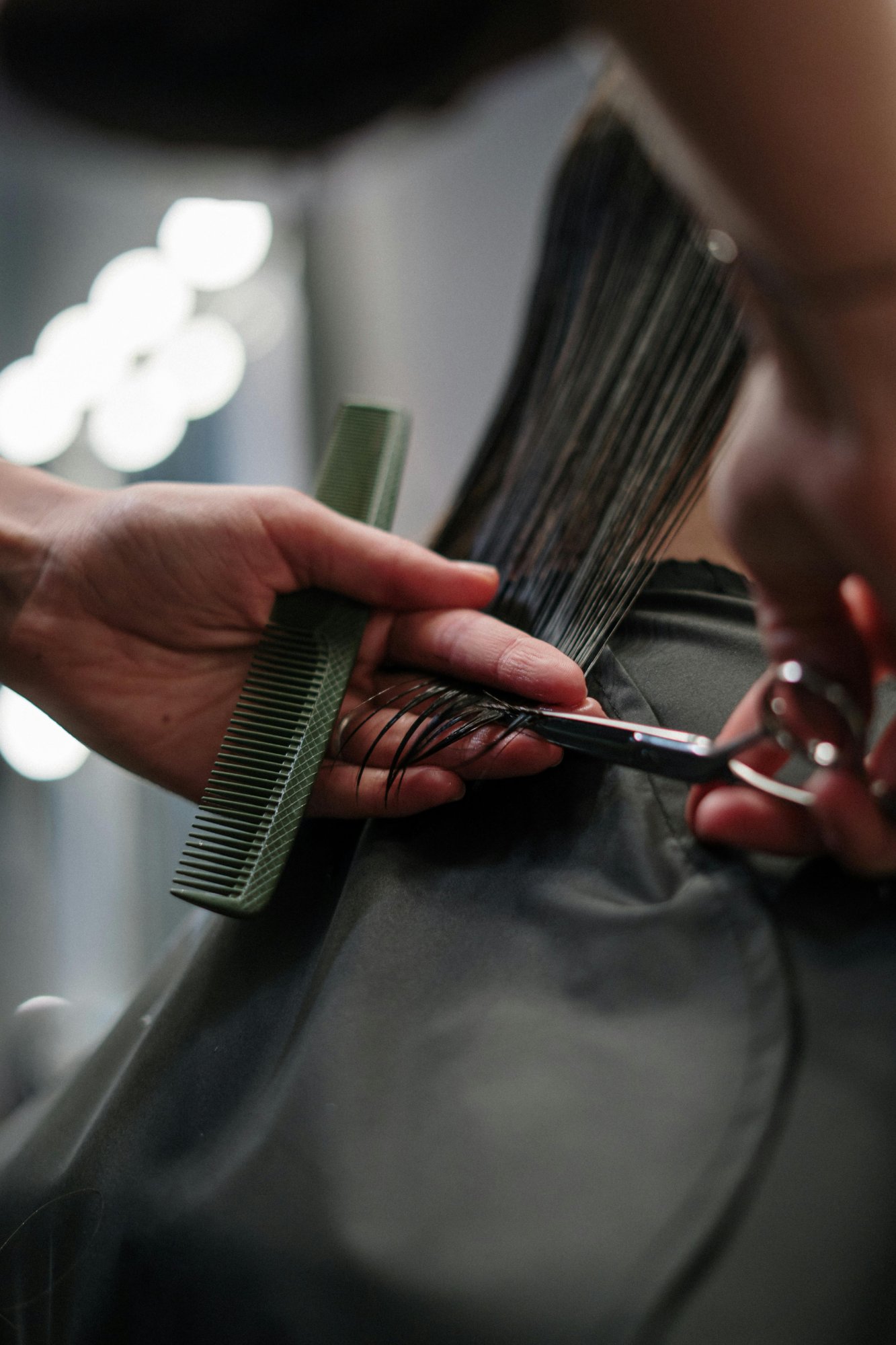 Frisør klipper hår hos Salon Lysglans